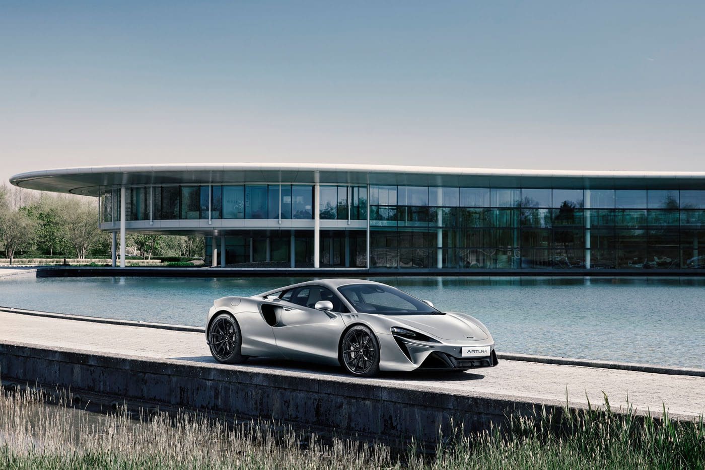13999 McLarenAutomotivehonoursQueenElizabethIIinherPlatinumJubileeyear