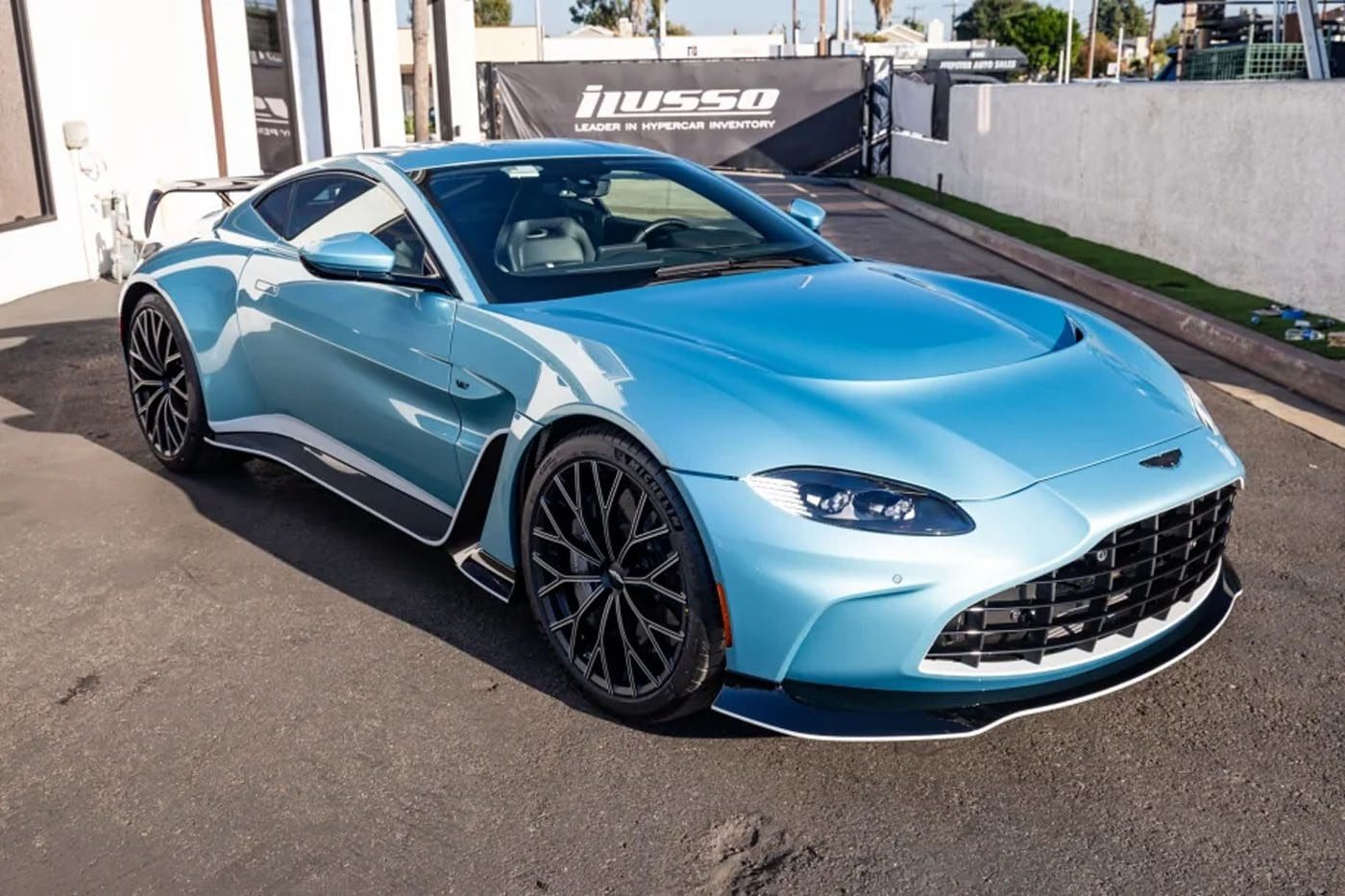 2023 aston martin vantage 460000 1559368728