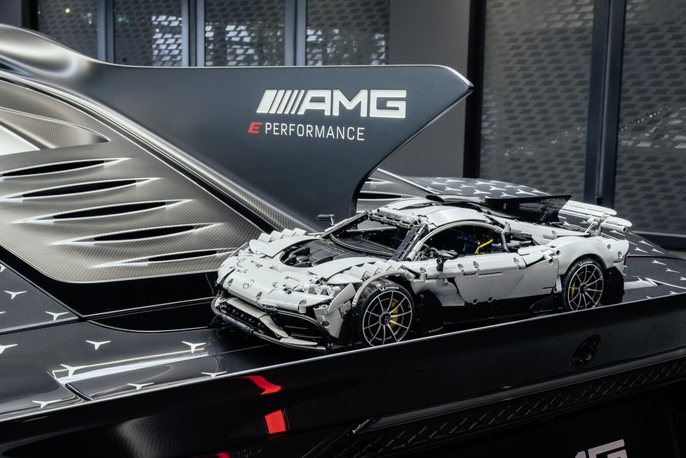 Der Mercedes AMG ONE als Klemmbaustein R/C Modell // The Mercedes AMG ONE as a remote controlled model made of interlocking building blocks