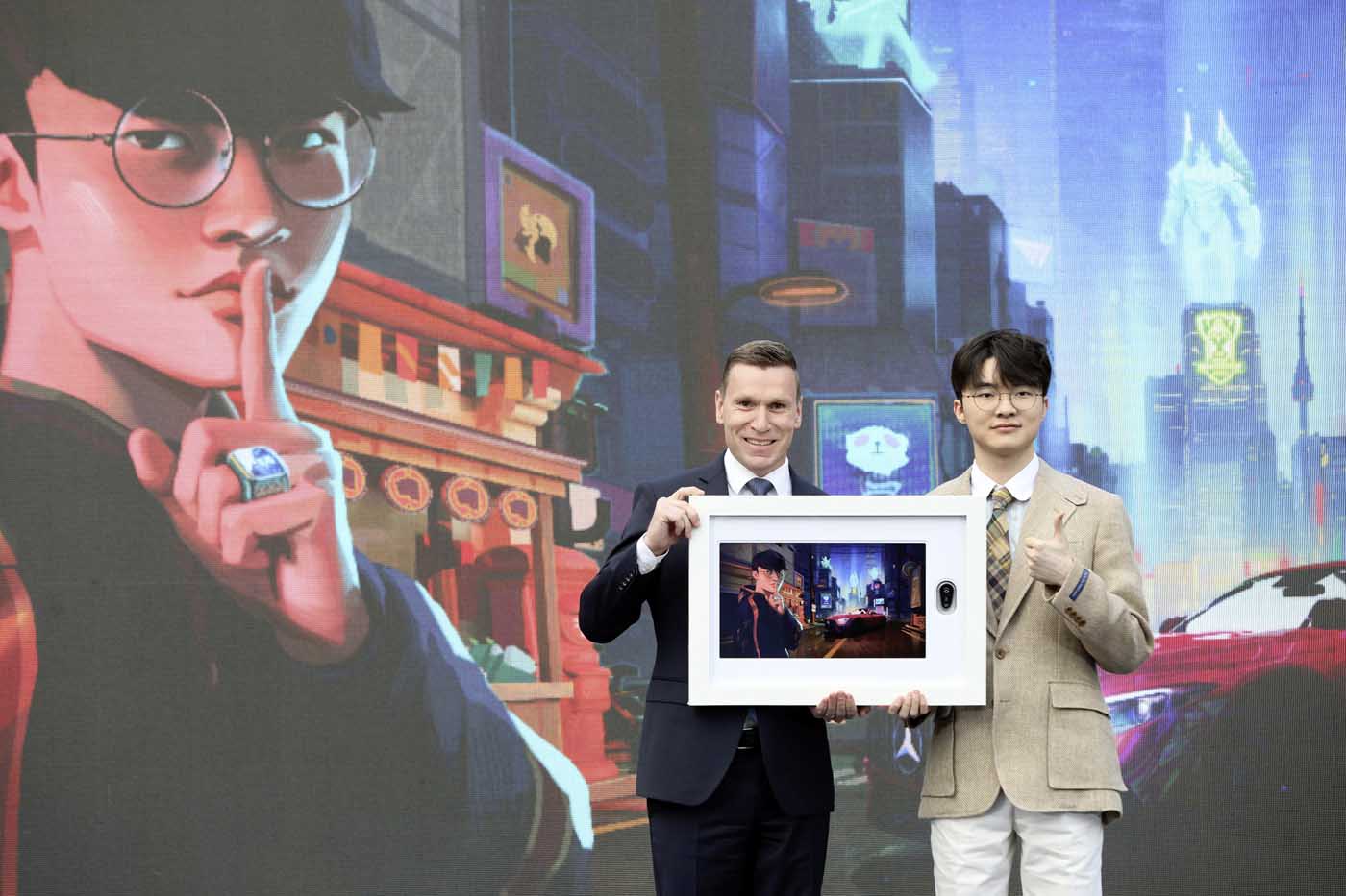 Mercedes Benz ehrt League of Legends Profi „Faker“ mit individualisiertem Mercedes AMG SL 63 Mercedes Benz honours League of Legends player ‘Faker’ with personalised Mercedes AMG SL 63