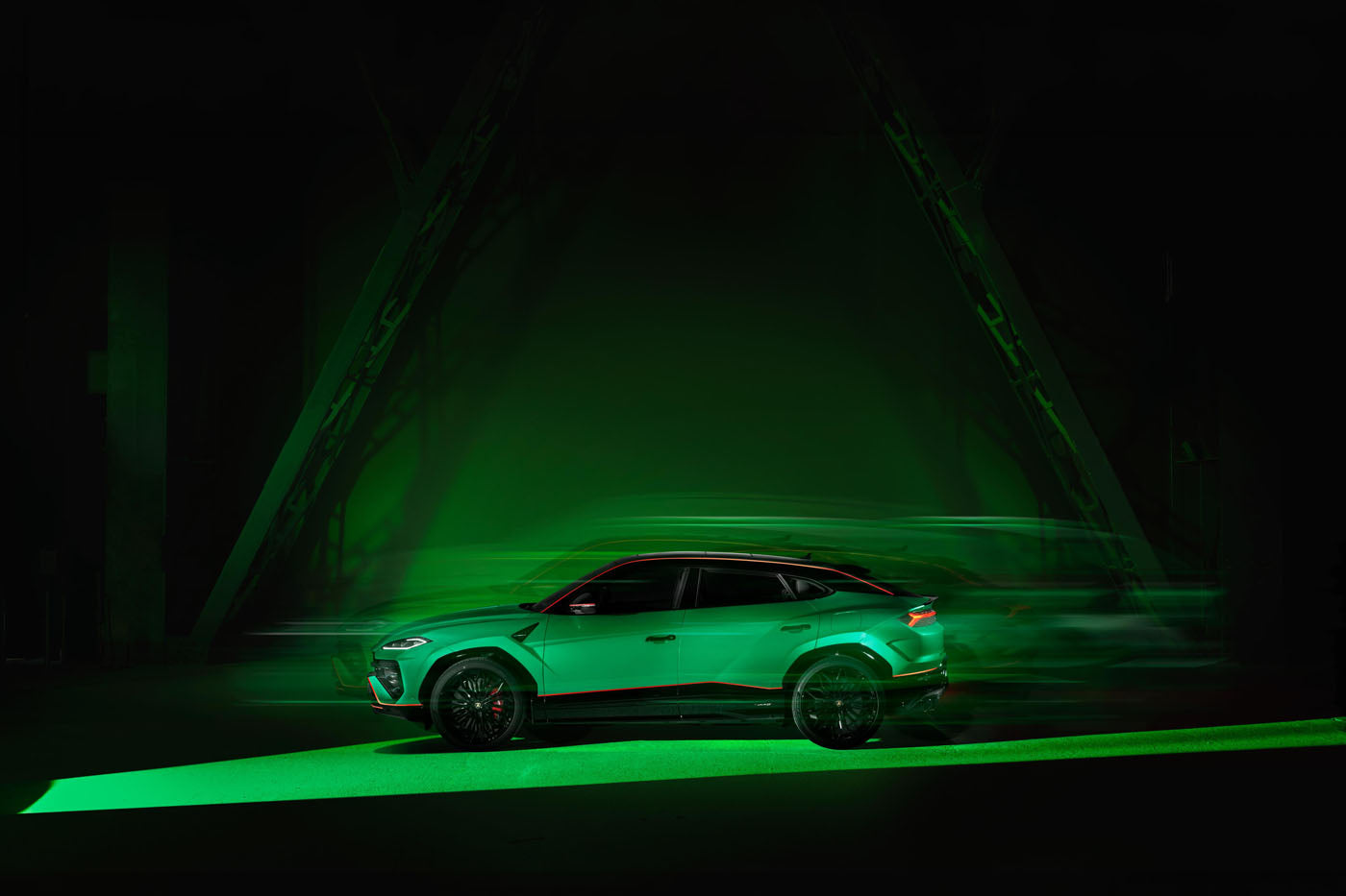Lamborghini Unveils New Limited-Production Urus SE “Tettonero” Capsule