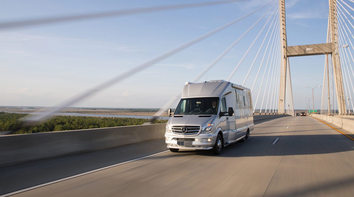 AIRMEDIA_Touring-Coach_2018-Altas_Lifestyle_Bridge-Blue_WEB