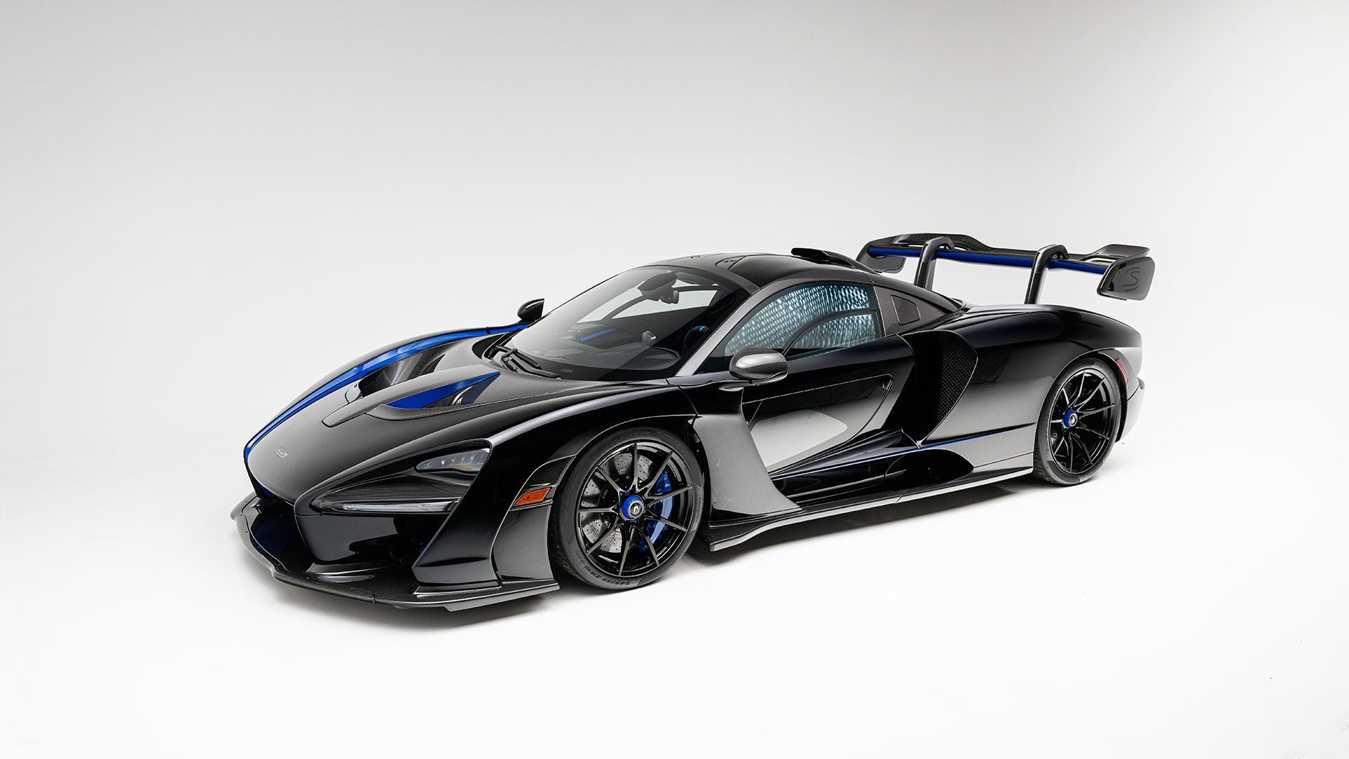AM24 r141 2019 McLaren Senna 002