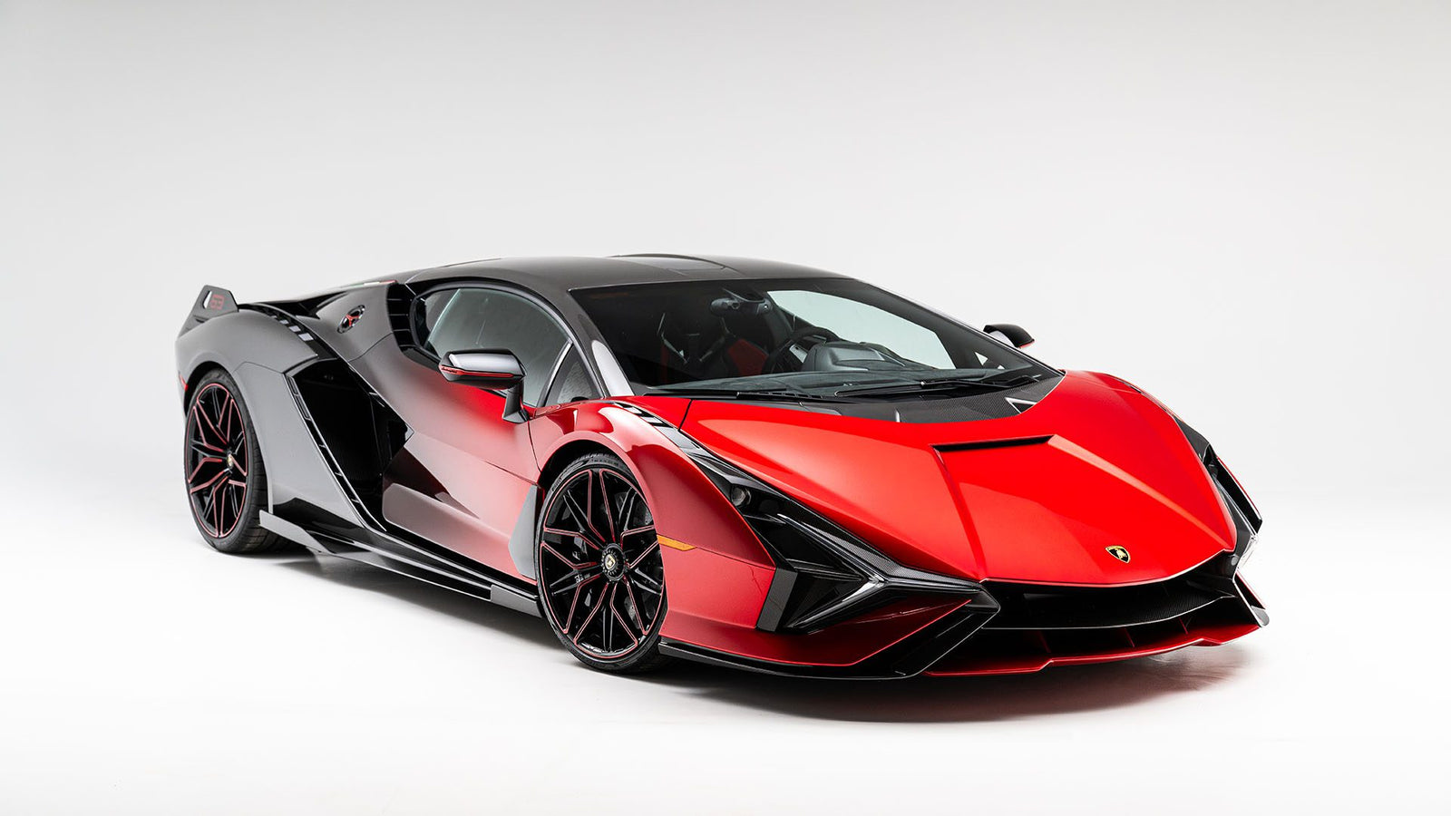 AM24 r142 2022 Lamborghini Sián 002