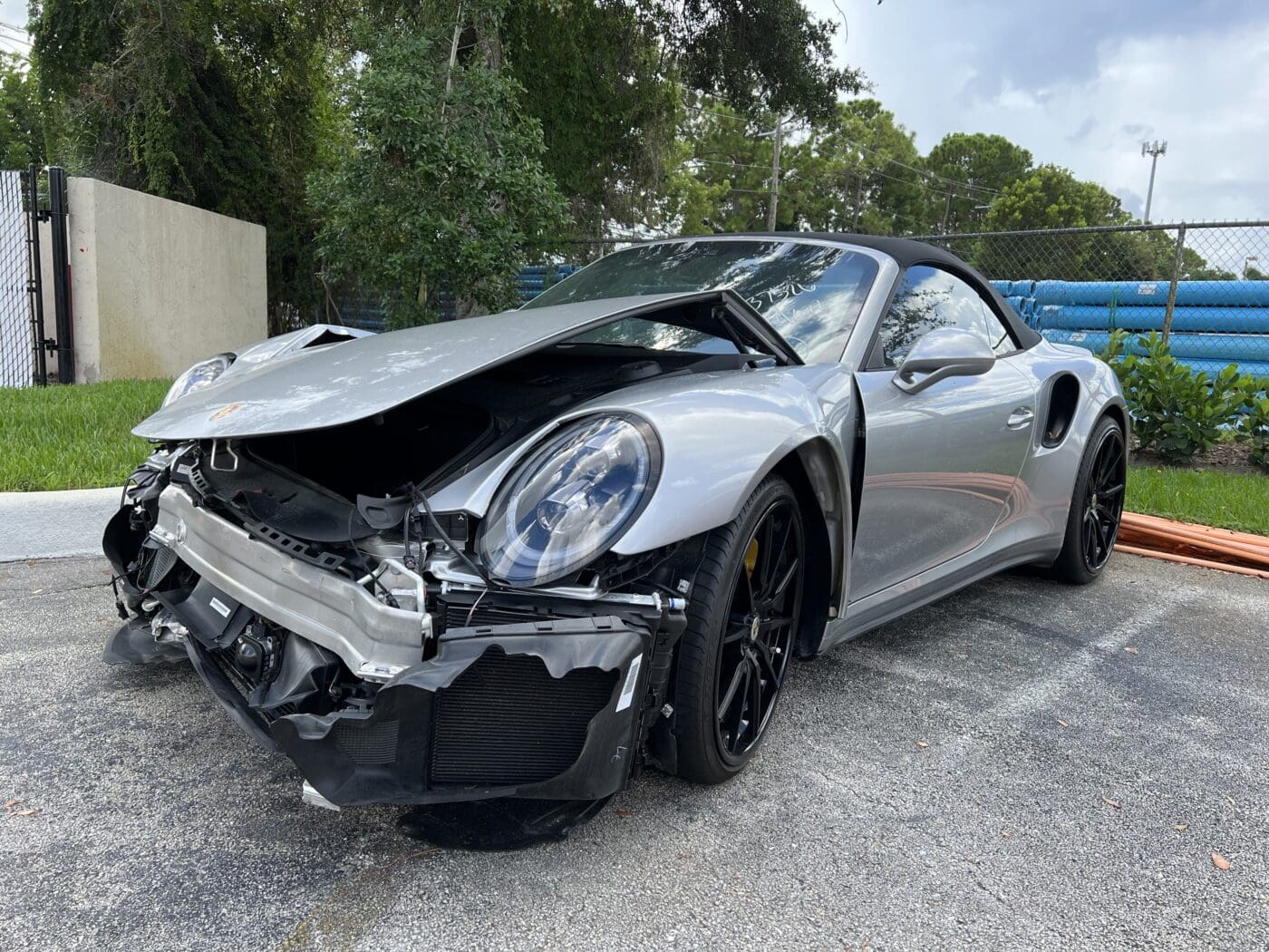 DAMAGED PORSCHE 911