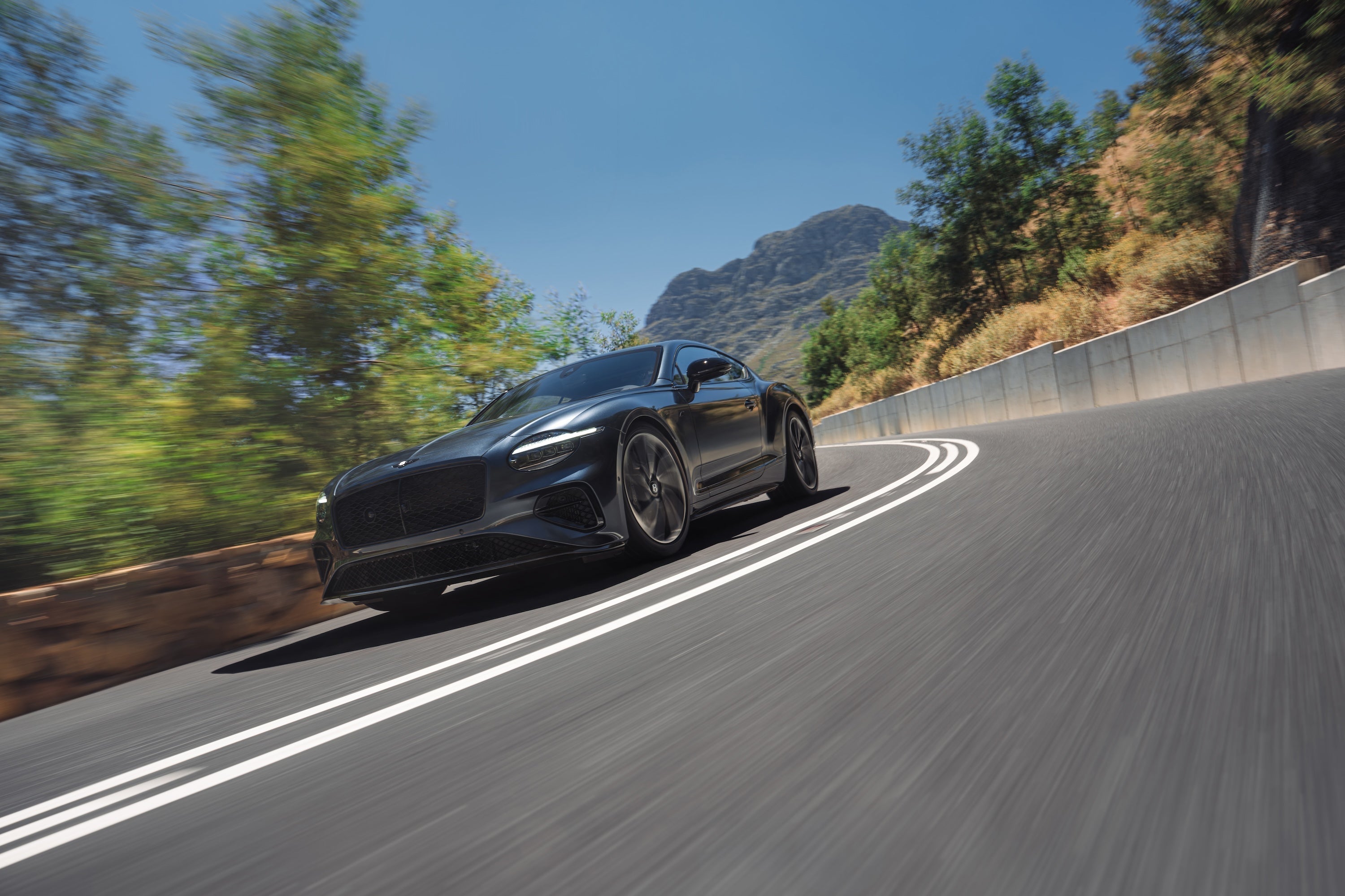 ユーカー Tennis Star Hubi Hurkacz Takes A Dream Drive In A McLaren 765LT
