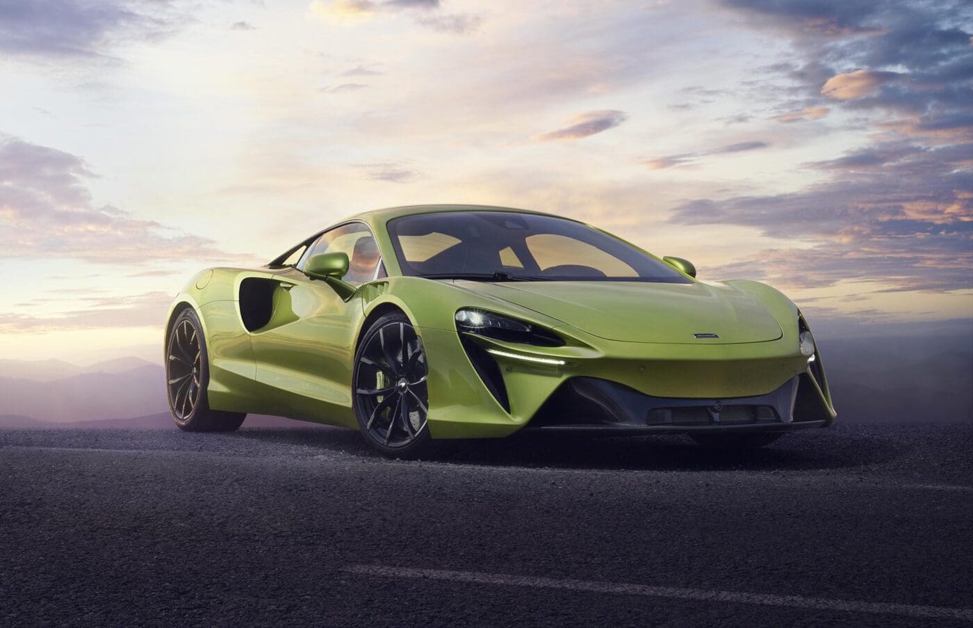 Large 12910 McLarenArtura