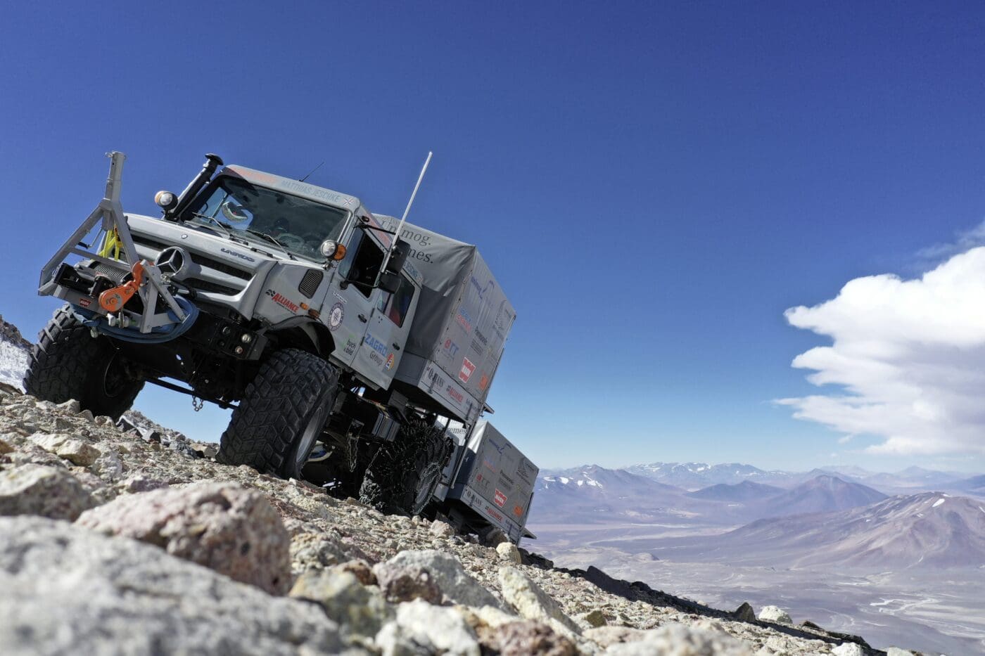 Hochgeländegängige Unimog U 5023 unterstützen Expeditionsteam in Chile - gleichzeitig Höhenweltrekord mit 6.694 MeternExtreme off-road Unimog U 5023 trucks assist an expedition team in Chile and even set the world altitude record at 6694 metres