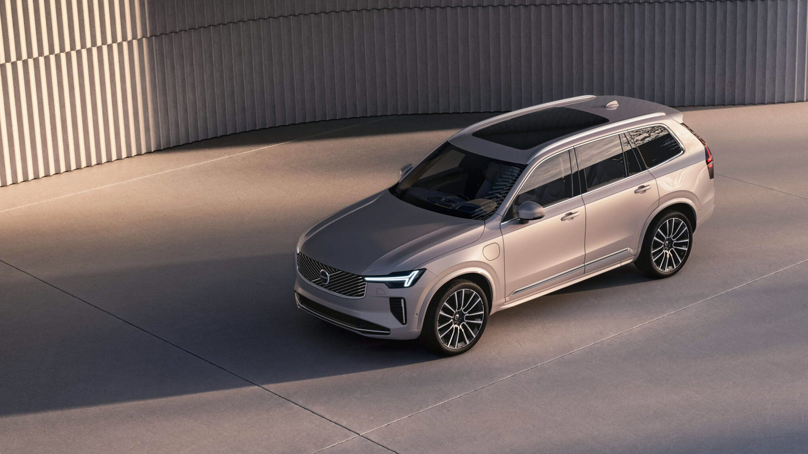 An iamge of the 2025 Volvo XC90 parked outdoors.