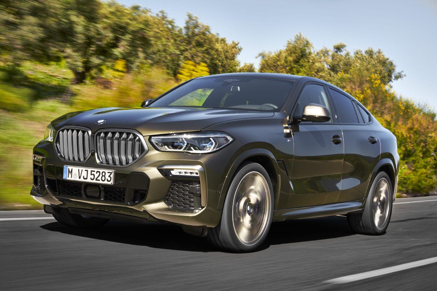 P90356693_highRes_the-new-bmw-x6-drivi