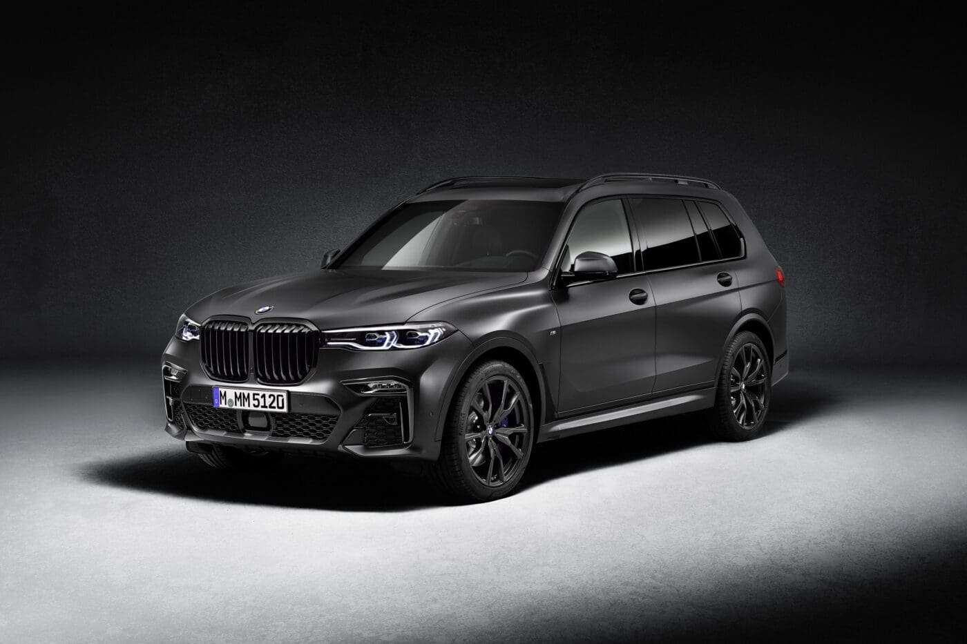 P90386158_highRes_bmw-x7-edition-dark-