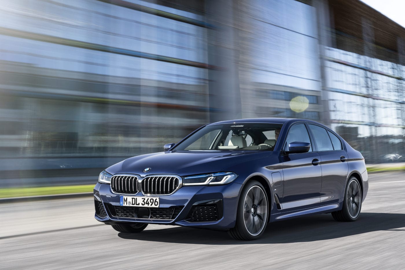 P90389007_highRes_the-new-bmw-530e-xdr