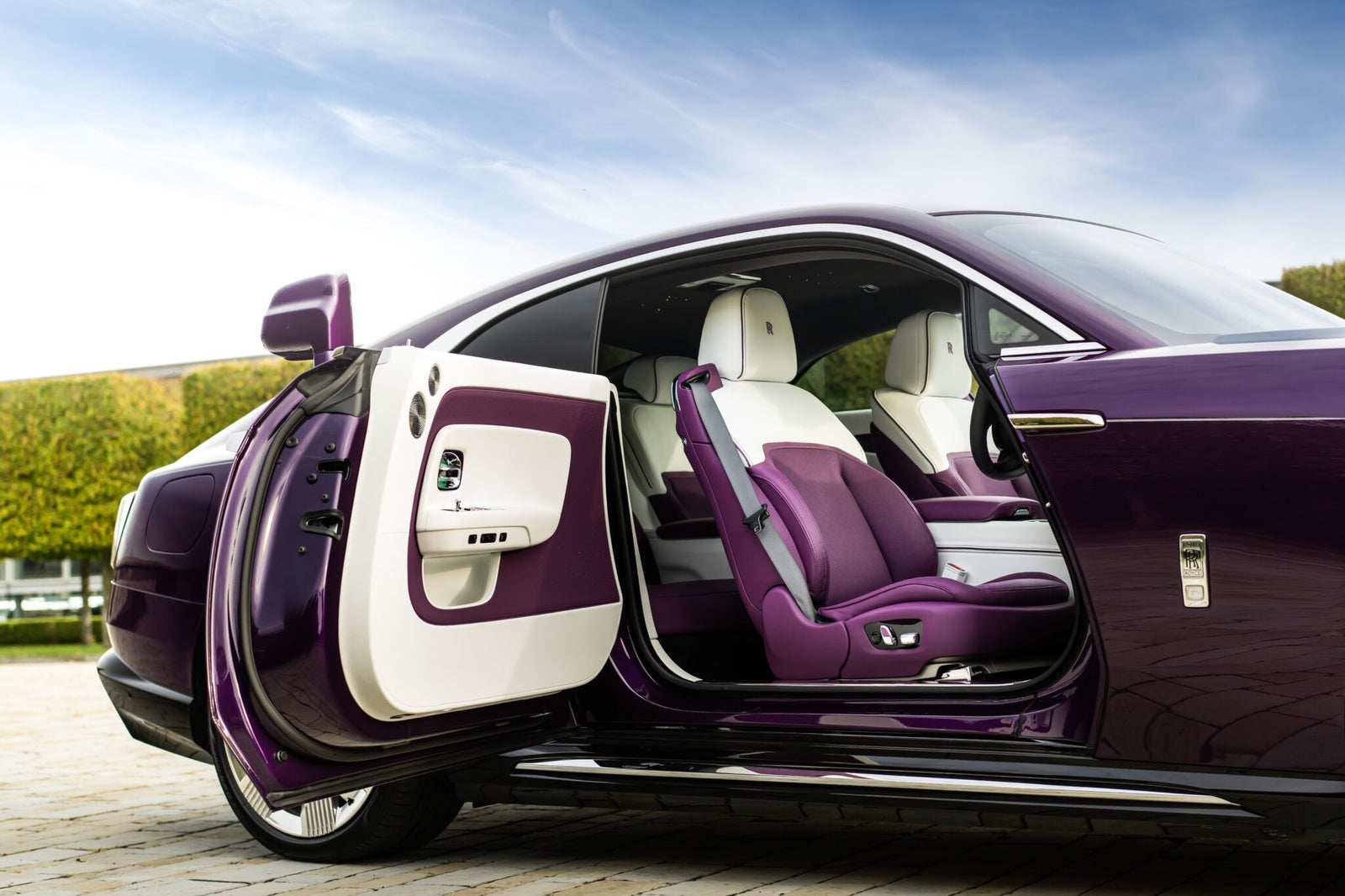 P90530482 highRes rolls royce spectre