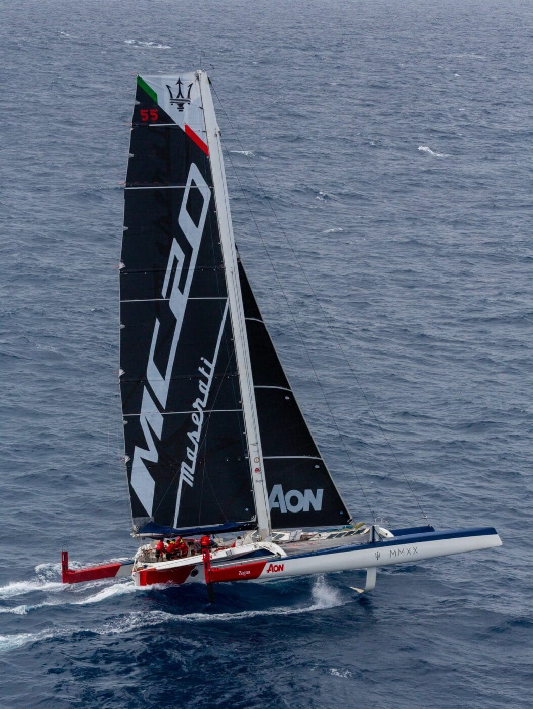 Small-16461-MaseratiMulti70withthenewMC20mainsail