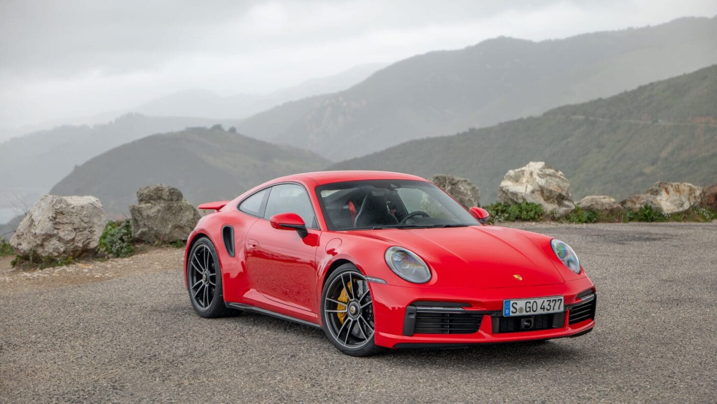 b2-The current Porsche 911 model series is still popular with customers