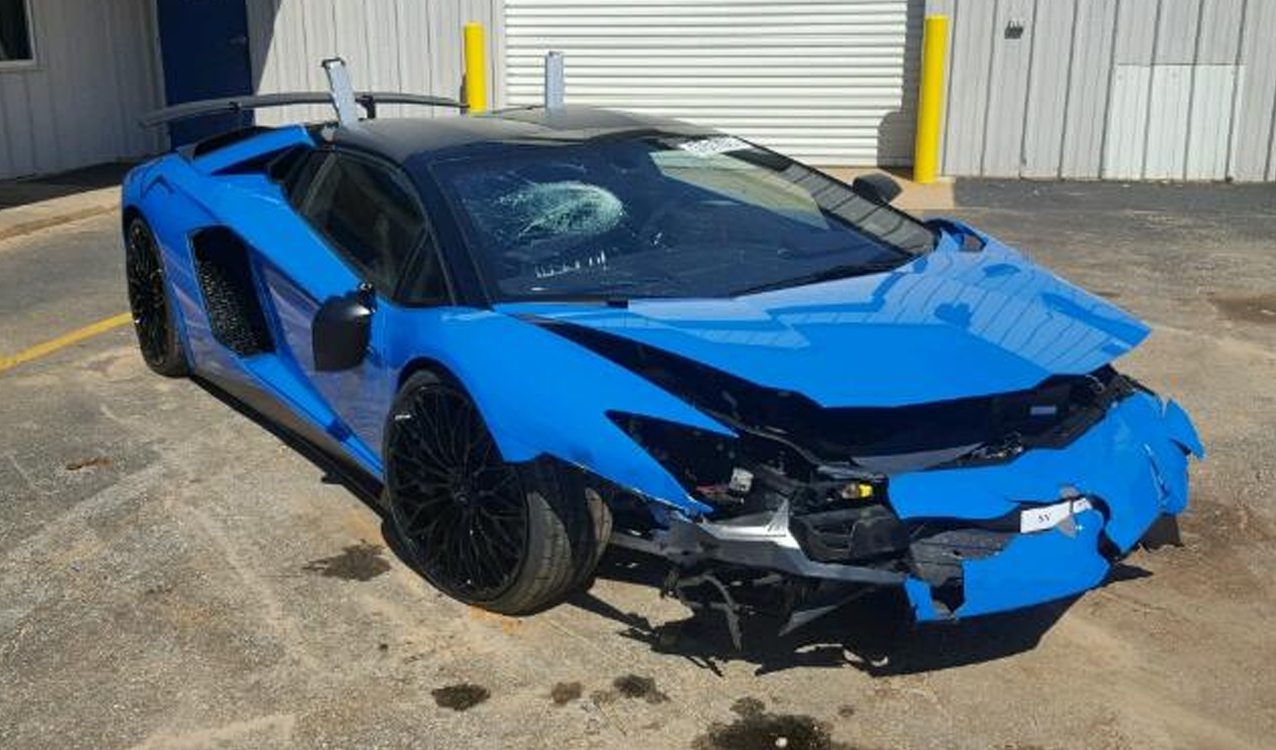 blue-aventador-sv-crashed