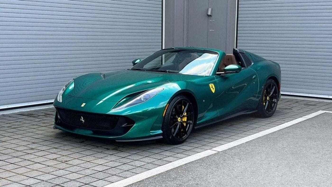 緑子 Rare Verde Pino Over Iroko 2022 Ferrari 812 GTS For Sale – duPont