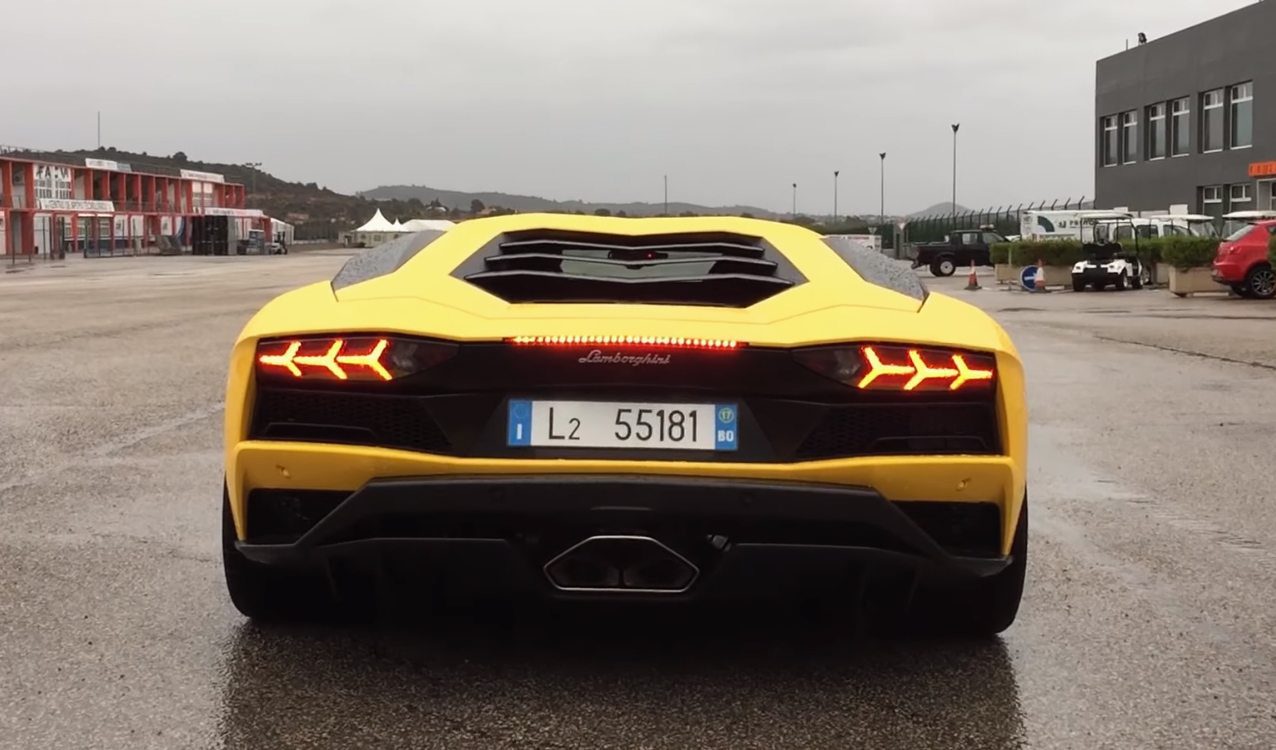 lamborghini-aventador-s-rear