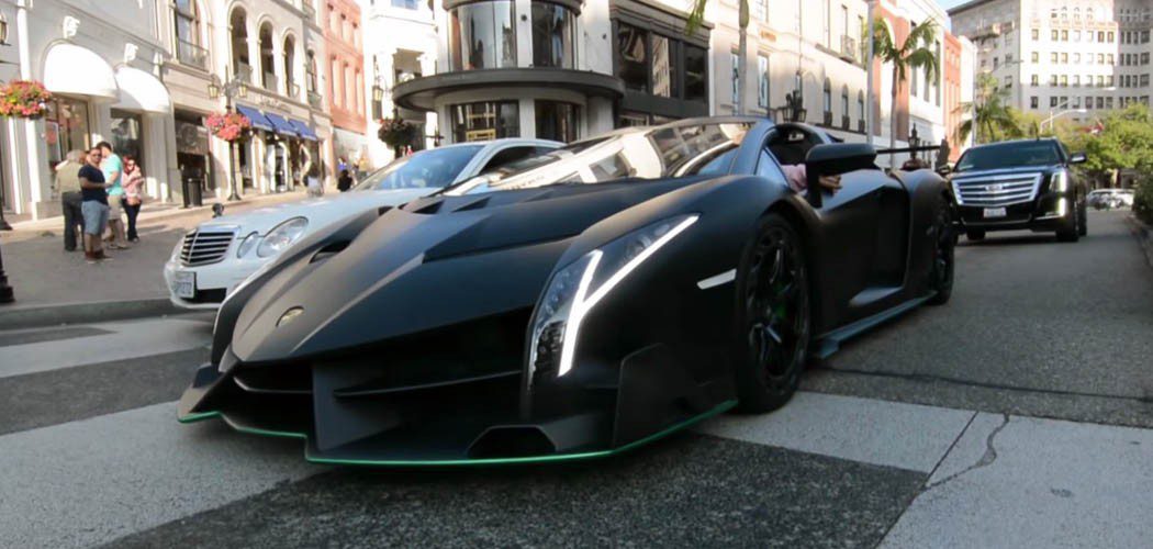 コントロールカー Lamborghini Veneno とMazda RX-7 Lamborghini Veneno Roadster on Rodeo Drive – duPont REGISTRY News