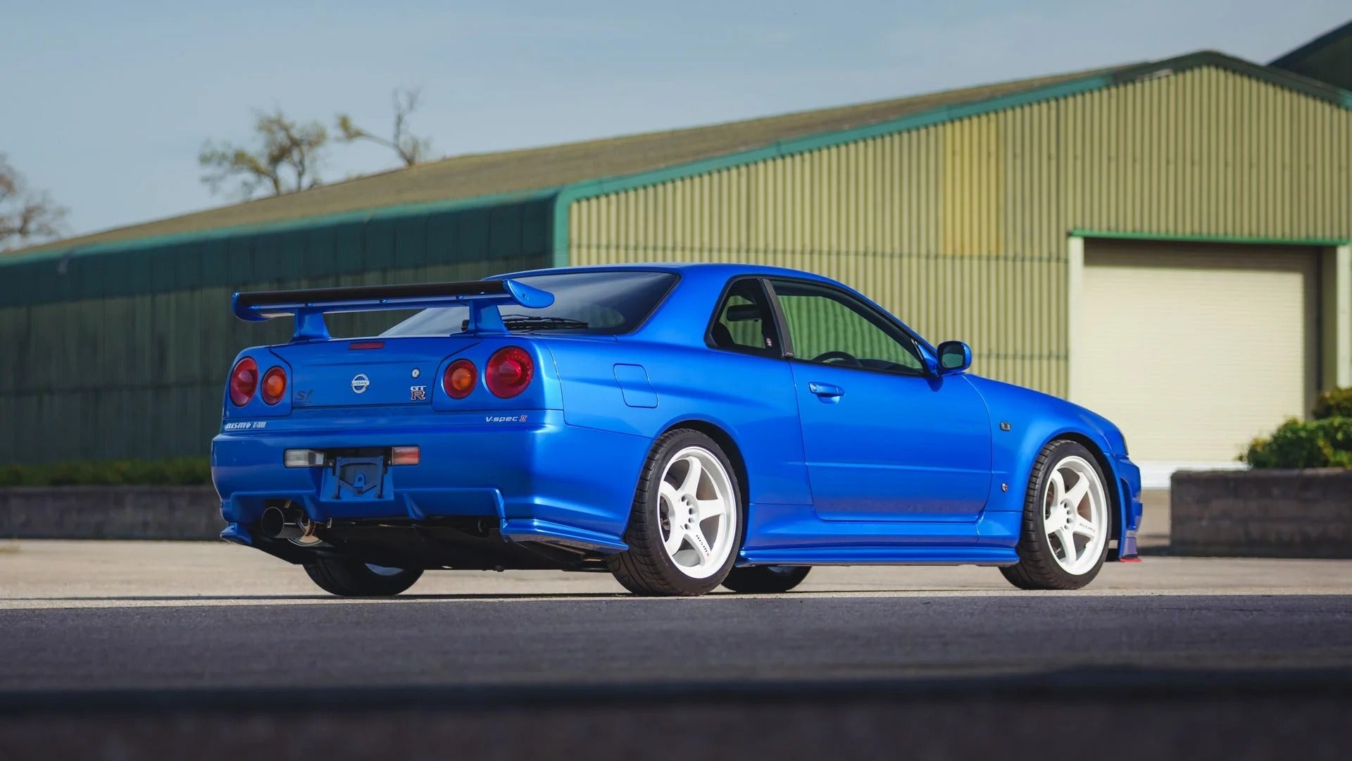 NISSAN　GT-R (R34) Old Meets New: Nissan Skyline GT-R R34 vs 2017 GT-R – duPont