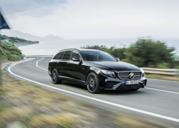 Mercedes-AMG E 43 4MATIC T-Modell, Outdoor, 2016, Exterieur: obsidianschwarz ;Kraftstoffverbrauch kombiniert: 8,4 l/100 km, CO2-Emissionen kombiniert: 192 g/km

Mercedes-AMG E 43 4MATIC Estate, outdoor, 2016, exterior: obsidian black; Consumption combined: 8.4 l/100 km, CO2 emission combined: 192 g/km