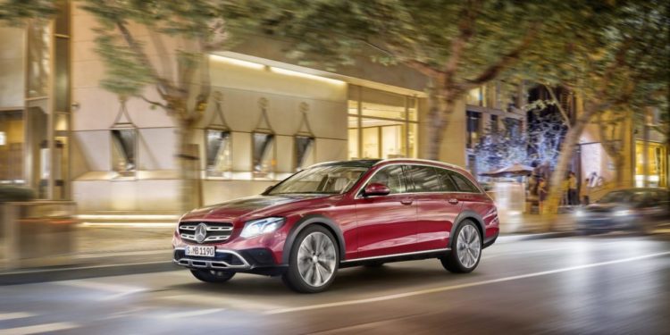 Mercedes-Benz E-Klasse All-Terrain; Outdoor; 2016; Exterieur: designo hyazinthrot metallic ;Kraftstoffverbrauch kombiniert: 5,1 l/100 km; CO2-Emissionen kombiniert: 137 g/km

Mercedes-Benz E-Class All-Terrain; outdoor; 2016;

exterior: designo hyacinth red metallic; Fuel consumption combined: 5.1 l/100 km; Combined CO2 emissions: 137 g/km