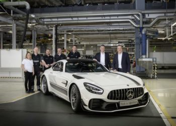 Produktionsstart des modellgepflegten Mercedes-AMG GT in Sindelfingen: Gemeinsam mit der Produktionsmannschaft feiern Michael Bauer (2. v. r.), Produktionsleiter des Mercedes-Benz Werks Sindelfingen und Standortverantwortlicher, sowie Ergun Lümali (rechts), Vorsitzender des Betriebsrats am Standort Sindelfingen, das erste Fahrzeug – einen Mercedes-AMG GT R PRO;Kraftstoffverbrauch kombiniert: 12,4 l/100 km; CO2-Emissionen kombiniert: 284 g/km*

 Start of production of the facelifted Mercedes-AMG GT in Sindelfingen: together with the production team Michael Bauer (2nd from the right), Head of Production of the Mercedes-Benz Sindelfingen plant and Site Manager, and Ergun Lümali (right), Chairman of the Mercedes-Benz Sindelfingen Works Council celebrated the first vehicle – a Mercedes-AMG GT R PRO;Fuel consumption combined 12.4 l/100 km; CO2 emissions combined: 284 g/km*