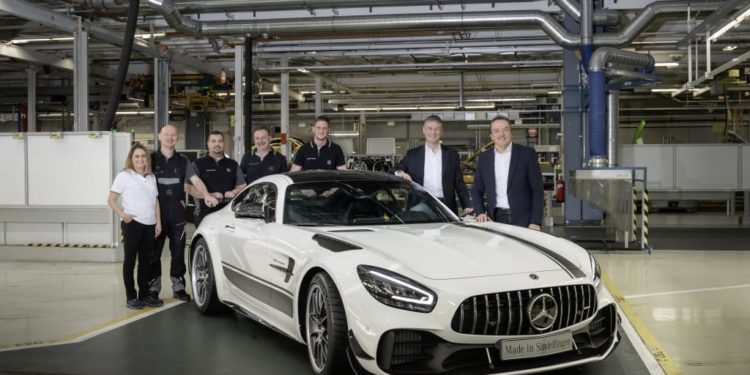 Produktionsstart des modellgepflegten Mercedes-AMG GT in Sindelfingen: Gemeinsam mit der Produktionsmannschaft feiern Michael Bauer (2. v. r.), Produktionsleiter des Mercedes-Benz Werks Sindelfingen und Standortverantwortlicher, sowie Ergun Lümali (rechts), Vorsitzender des Betriebsrats am Standort Sindelfingen, das erste Fahrzeug – einen Mercedes-AMG GT R PRO;Kraftstoffverbrauch kombiniert: 12,4 l/100 km; CO2-Emissionen kombiniert: 284 g/km*

 Start of production of the facelifted Mercedes-AMG GT in Sindelfingen: together with the production team Michael Bauer (2nd from the right), Head of Production of the Mercedes-Benz Sindelfingen plant and Site Manager, and Ergun Lümali (right), Chairman of the Mercedes-Benz Sindelfingen Works Council celebrated the first vehicle – a Mercedes-AMG GT R PRO;Fuel consumption combined 12.4 l/100 km; CO2 emissions combined: 284 g/km*