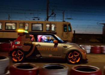 P90417800 mini electric pacesetter fia formula e safety car 04 2021 2248px