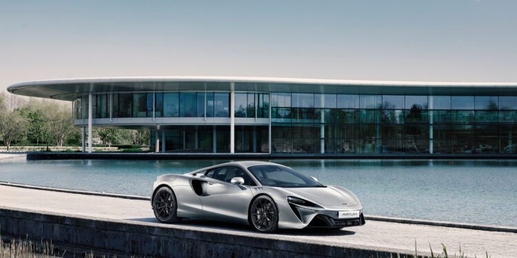 13999 McLarenAutomotivehonoursQueenElizabethIIinherPlatinumJubileeyear