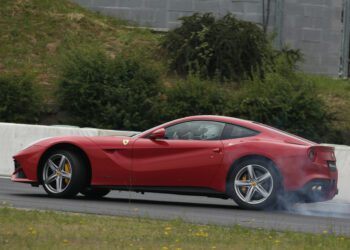 150432 car vettel f12berlinetta 006