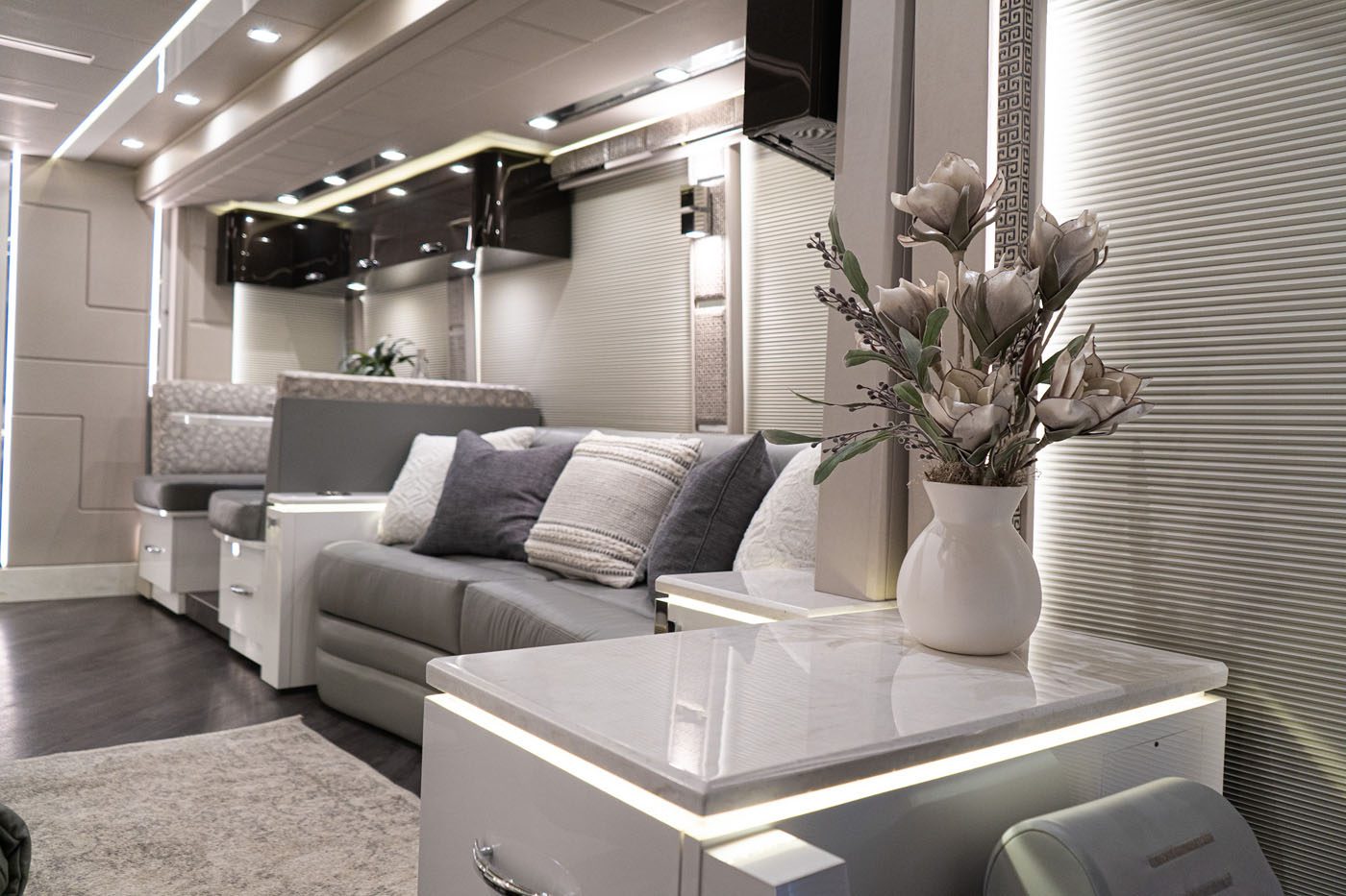 Emerald Luxury Coaches Motorcoaches That Revolve Around Luxury And You