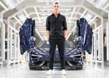 14985 mclarenformula1starlandonorriscollectshisspecially commissionedmsomclaren765ltspider 1.jpg