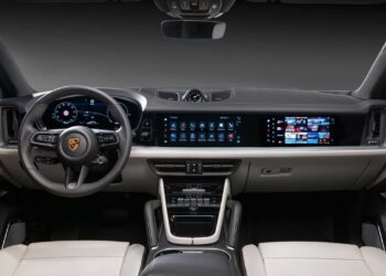 2024 porsche cayenne interior.jpg