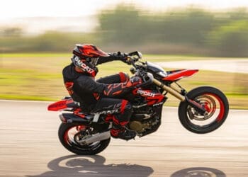 MY24 HYPERMOTARD 698 MONO 04 UC5