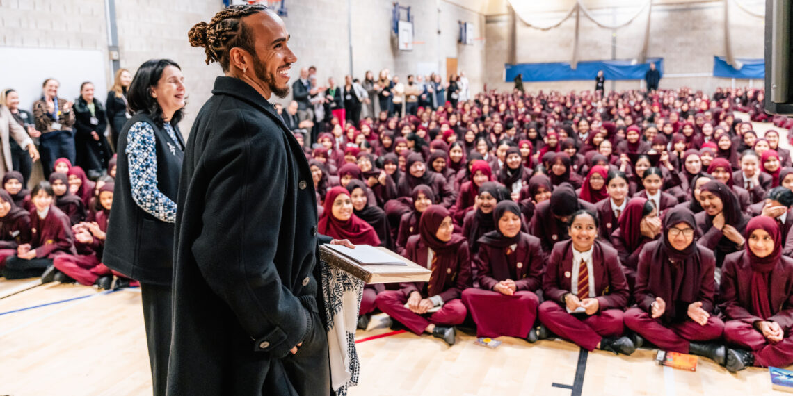 Lewis Hamilton feiert den Erfolg der STEM Academy beim Mulberry Schools Trust Lewis Hamilton celebrates STEM Academy success at the Mulberry Schools Trust
