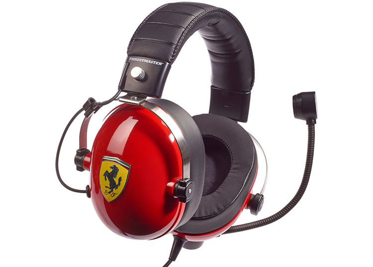 Headphone over-ear merah dan hitam dengan mikrofon, menampilkan lambang kuning yang dihiasi dengan kuda prancing hitam ikonik-perlengkapan sempurna untuk penggemar Ferrari.