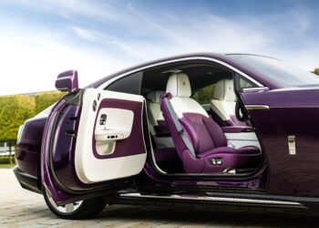 P90530482 highRes rolls royce spectre