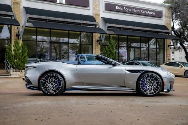 2023 aston martin dbs volante (4)