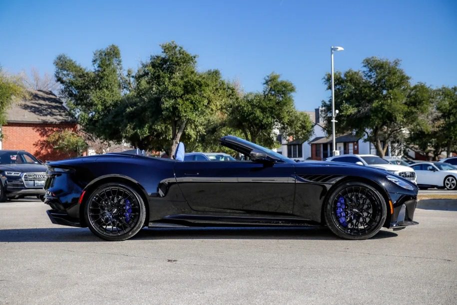 2023 aston martin dbs volante (7)