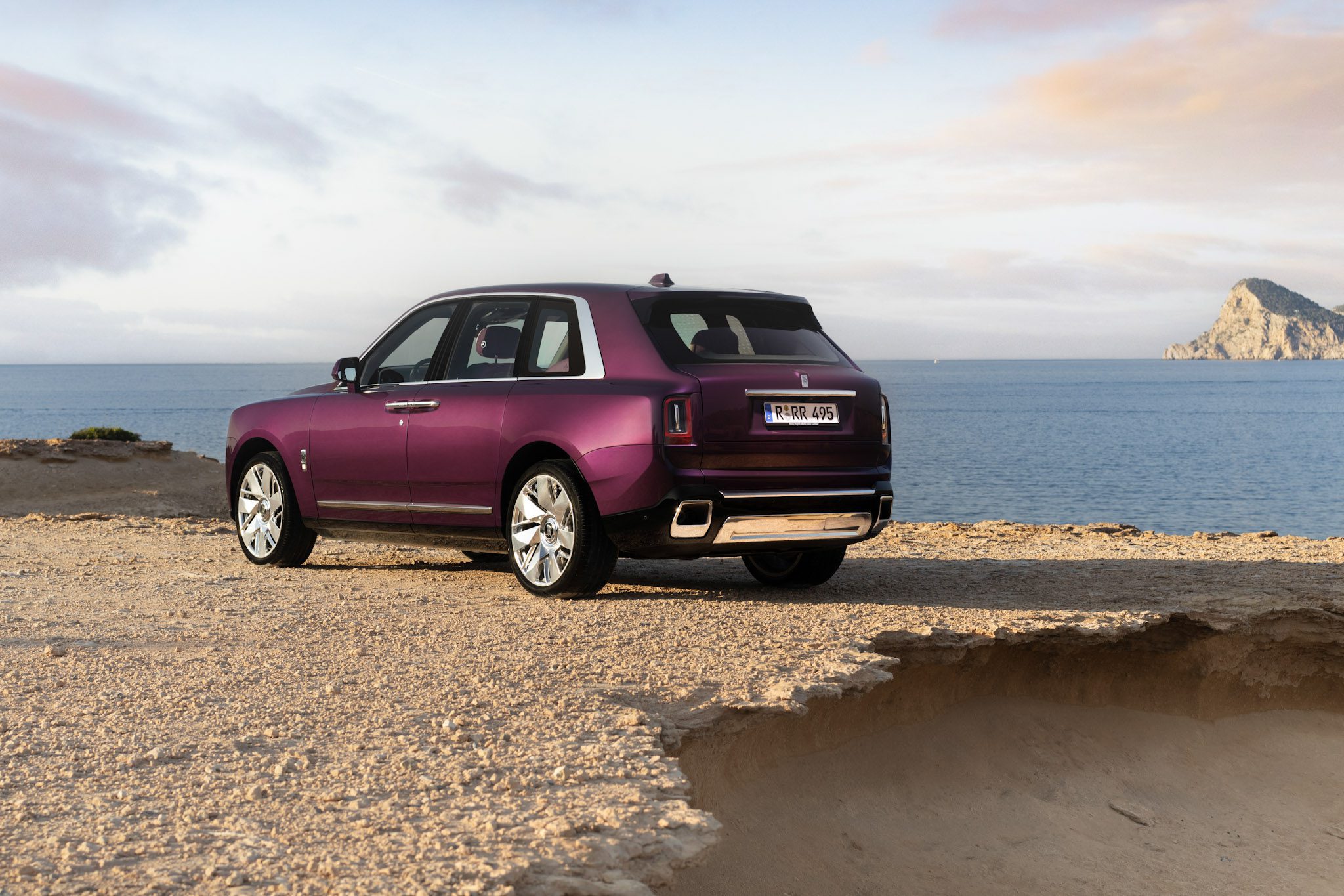 An image of a Rolls-Royce Cullinan outdoors.