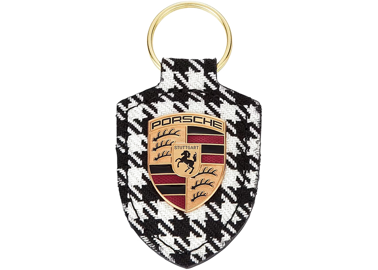 Perlengkapan penting ini menampilkan gantungan gantungan gantungan pola houndstooth hitam dan putih yang apik, dengan bangga menampilkan logo Porsche di bagian depan-yang harus dimiliki oleh para puritan yang penuh gairah.