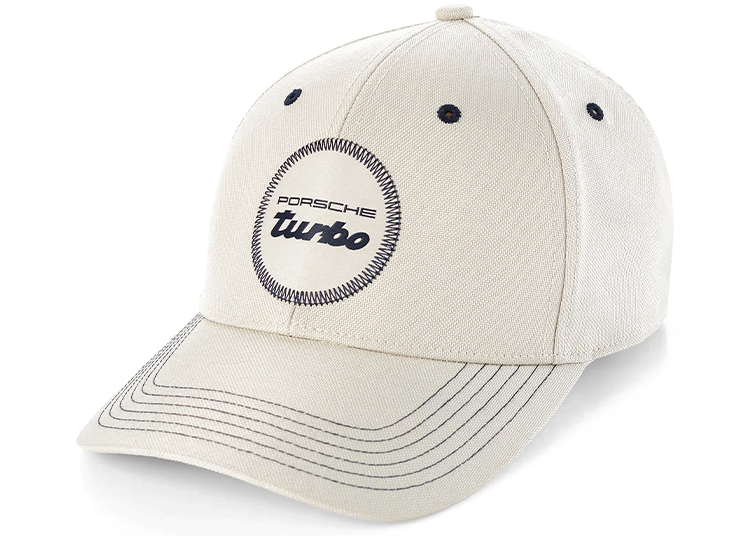 Topi baseball krem ​​ini dengan "Porsche Turbo" Logo, yang dihiasi dengan jahitan hitam dan lubang mata, adalah perlengkapan penting bagi para puritan yang penuh gairah.