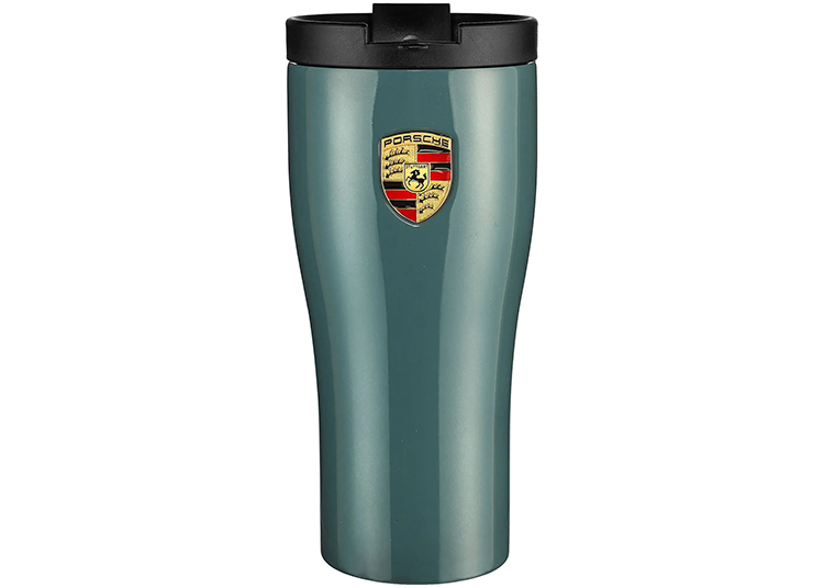 Mug perjalanan hijau dengan tutup hitam, dengan bangga menampilkan logo Porsche, adalah perlengkapan penting bagi para puritan yang bersemangat.