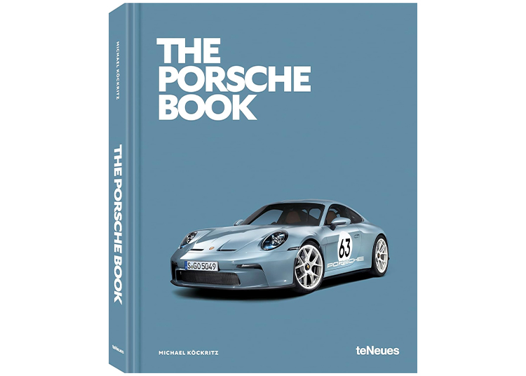 Sampul "Buku Porsche" Oleh Michael Köckritz, menampilkan Porsche biru muda dengan latar belakang biru. Yang harus dimiliki oleh para puritan yang bersemangat, perlengkapan penting ini menangkap keanggunan dan daya tarik keunggulan otomotif.