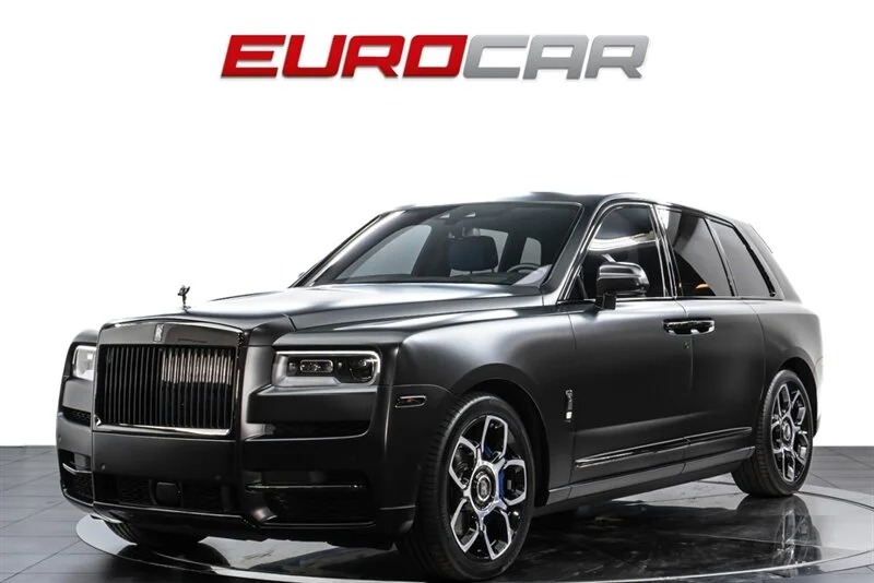 Cullinan Rolls-Royce yang menakjubkan, puncak SUV mewah, dipamerkan dengan elegan di ruang pamer di bawahnya "Eurocar" spanduk.