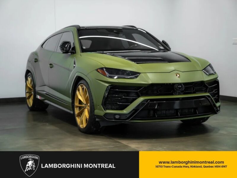 Urus Lamborghini Hijau, sebuah SUV indah dengan aksen hitam dan roda emas, dipamerkan di dalam ruangan di lantai yang dipoles. Branding Lamborghini Montreal terlihat di bagian bawah, dan kendaraan yang menakjubkan ini sekarang dijual.