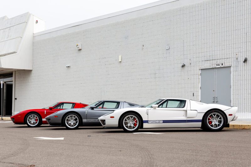 Barisan Ford GTS yang menakjubkan: merah, abu -abu ramping, dan putih klasik dengan garis -garis biru, semuanya diparkir dengan bangga di depan gedung putih yang murni. Bayangkan memenangkan tawaran pada salah satu keindahan ini atau membawa pulang model Ford GT 2006 yang legendaris.