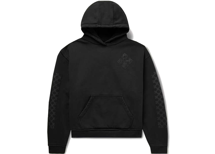 Hoodie hitam dengan saku depan dan pola halus di lengan, terinspirasi oleh koleksi Wheels X Wardrobe. Fitur desain kecil di dada atas untuk tampilan hitam itu.