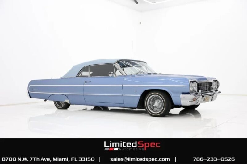 An old blue -blue convertible car is displayed in a white showroom, decorated with "Limited specifications" The brand below. This classic muscle car is offered for sale now, as high -performance car fans offer a rare opportunity to have a piece of car history.